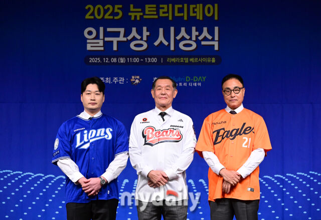 OB 박철순, 한화 송진우, 삼성 오승환이 21번 영구결번 착장식을 하고 있다 / 청담동=유진형 기자 zolong@mydaily.co.kr