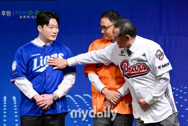 OB 박철순, 한화 송진우, 삼성 오승환이 21번 영구결번 착장식을 하고 있다 / 청담동=유진형 기자 zolong@mydaily.co.kr