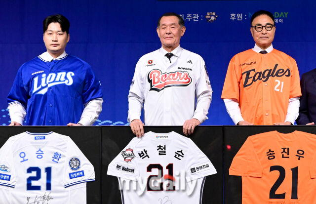 OB 박철순, 한화 송진우, 삼성 오승환이 21번 영구결번 착장식을 하고 있다 / 청담동=유진형 기자 zolong@mydaily.co.kr