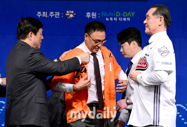 OB 박철순, 한화 송진우, 삼성 오승환이 21번 영구결번 착장식을 하고 있다 / 청담동=유진형 기자 zolong@mydaily.co.kr