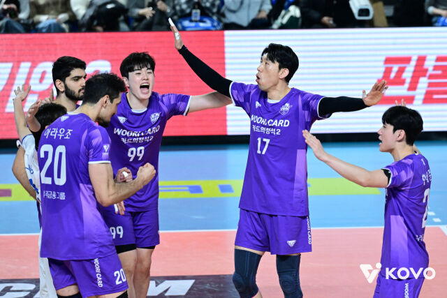 환호하는 조근호(17번)와 동료들./KOVO