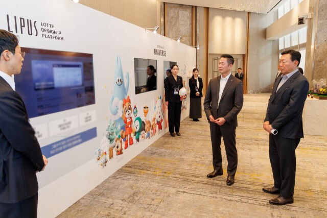 롯데는 12일 롯데월드타워에서 '2025 롯데 디자인전략회의'를 개최했다. 신동빈 롯데 회장과 이돈태 롯데지주 디자인실장(오른쪽 두번째)이 롯데의 디자인 전략 및 혁신 사례를 소개하는 전시 부스를 살펴보고 있다. /롯데