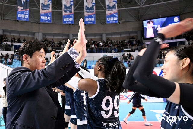 한국도로공사 김종민 감독(왼쪽)과 배유나./KOVO