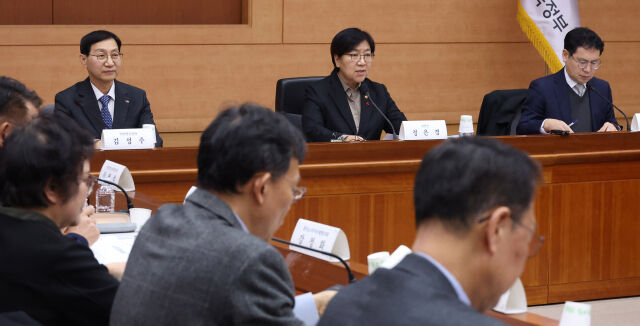기획재정부와 한국은행은 올해 말 만료 예정인 국민연금공단과의 외환스와프 계약을 내년 말까지 1년 연장하기로 합의했다. /뉴시스