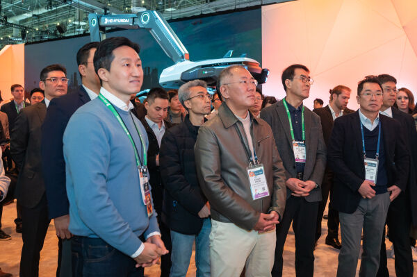 지난해 1월 미국 라스베이거스에서 열린 ‘CES 2024’에서 정의선 현대자동차그룹 회장과 정기선 HD현대 회장이 HD현대 부스를 둘러보고 있다. /HD현대