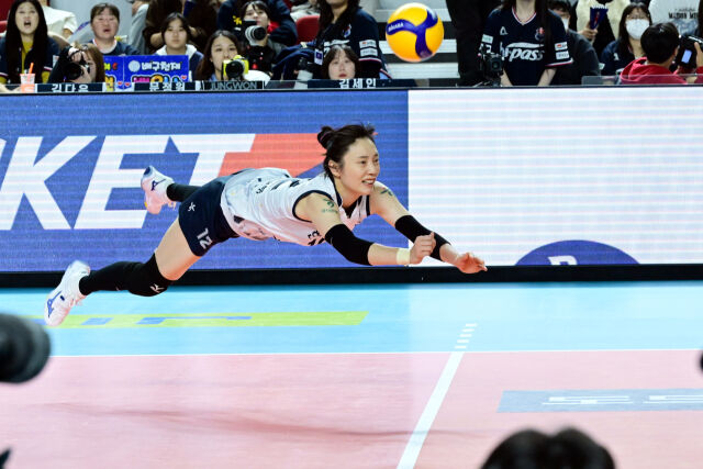 한국도로공사 문정원이 5세트 몸을 날리는 디그를 시도하고 있다. / 한국배구연맹 KOVO
