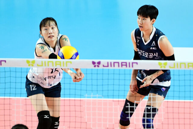 한국도로공사 문정원이 리시브를 하고 있다./ 한국배구연맹 KOVO