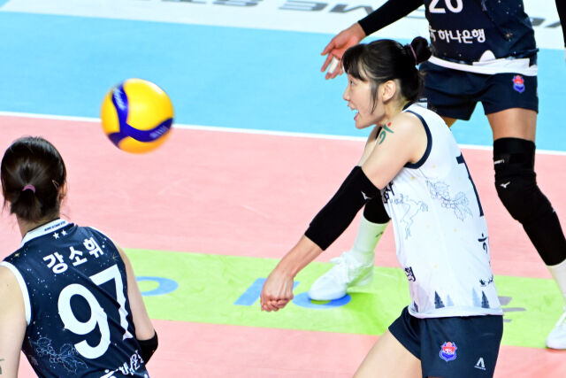 안정적인 리시브를 하고 있는 한국도로공사 문정원. / 한국배구연맹 KOVO