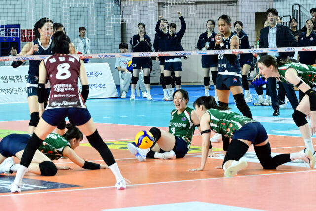 5세트 IBK기업은행 임명옥과 선수들이 아쉬워 하고 있다. / 한국배구연맹 KOVO