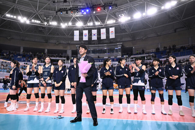 여자부 감독 최다승을 기록한 김종민 감독이 꽃다발을 들고 팬들에게 감사의 인사를 하고 있다 / 한국배구연맹 (KOVO)