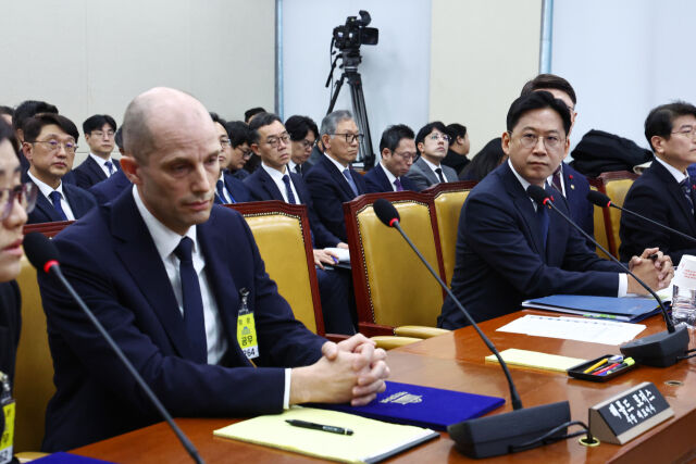 배경훈(오른쪽) 부총리 겸 과학기술정보통신부 장관과 해롤드 로저스 쿠팡 임시 대표가 17일 오전 서울 여의도 국회 과학기술정보방송통신위원회 전체회의에서 열린 쿠팡 침해사고 관련 청문회에 출석해 있다. /뉴시스