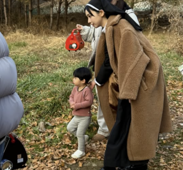 지난 15일 아역 배우 임시현의 어머니는 자신의 SNS를 통해 카리나와 함께 촬영을 진행한 훈훈한 후기를 전했다./임시현 어머니 소셜미디어