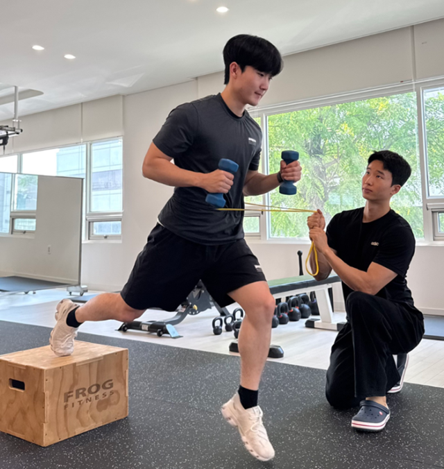 직원들이 힐리언스 코어운동센터에서 일대일 맞춤운동을 통해 건강 관리에 참여하고 있다. /대웅제약