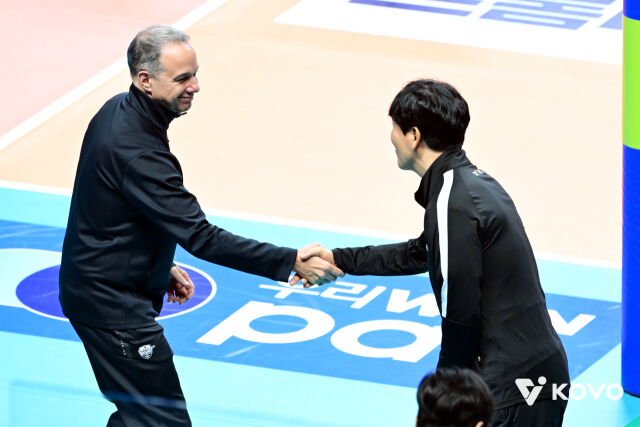 악수하는 마우리시오 파에스 감독과 신영철 감독./KOVO