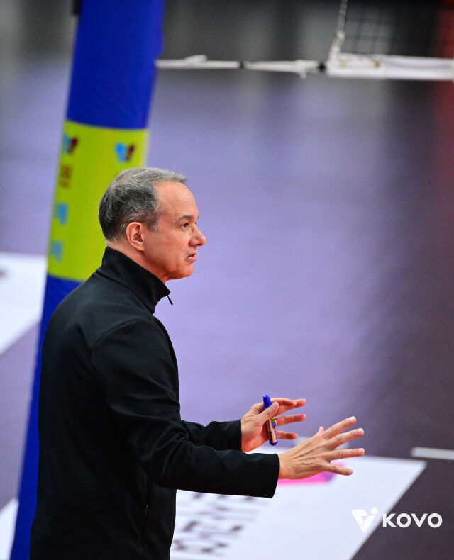 선수들을 진정시키는 파에스 감독./KOVO