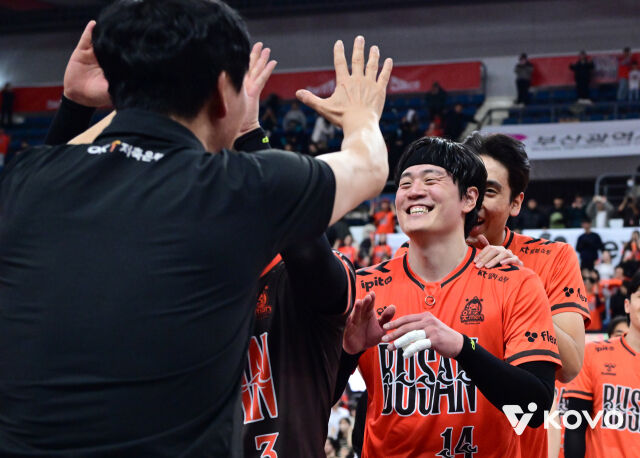 송희채와 하이파이브하는 신영철 감독./KOVO