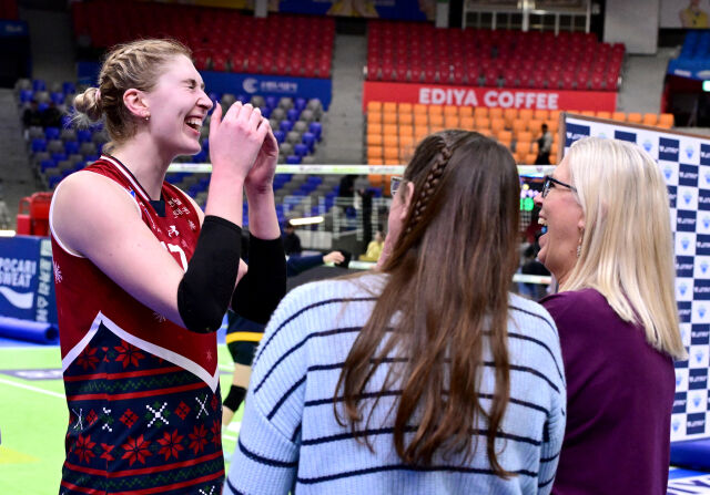 카리가 경기가 끝난 뒤 가족들과 즐겁게 이야기를 나누고 있다 / 한국배구연맹(KOVO)