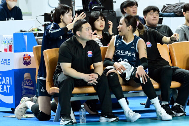 팽팽하던 4세트 황연주가 벤치에 앉아 있던 타나차에게 다가가 수비 위치 조언을 하고 있다. / 한국배구연맹(KOVO)