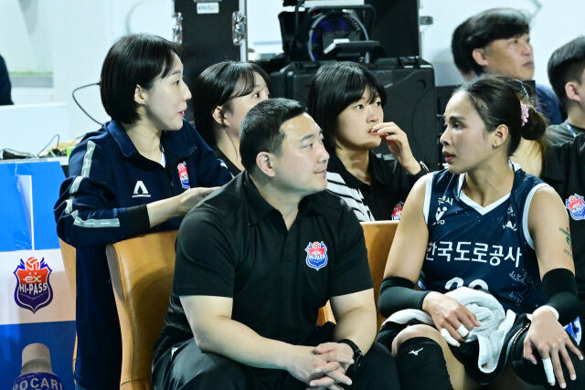 황연주의 조언을 진지하게 듣는 타나차. / 한국배구연맹(KOVO)