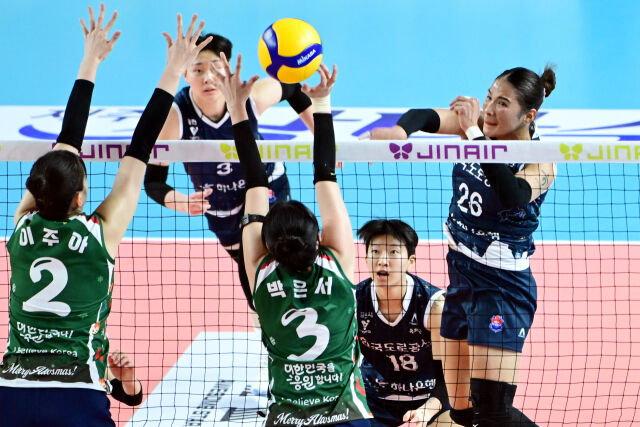 한국도로공사 타나차가 박은서와 이주아의 블로킹을 피해 공격을 시도하고 있다. / 한국배구연맹(KOVO)