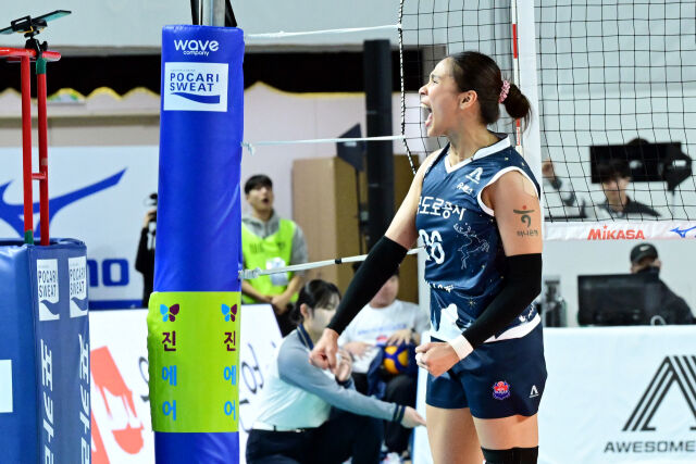 팽팽하던 5세트 한국도로공사 타나차가 득점을 올린 뒤 포효하고 있다. / 한국배구연맹(KOVO)