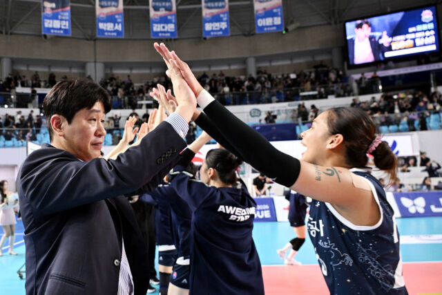 경기에서 승리한 뒤 한국도로공사 김종민 감독과 타나차가 하이파이브를 하고 있다. / 한국배구연맹(KOVO)