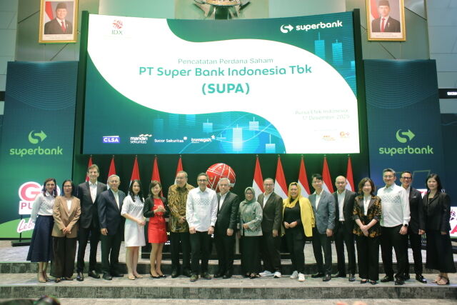 17일(현지시각) 인도네시아 자카르타의 인도네시아 증권거래소(IDX)에서 열린 ‘슈퍼뱅크 상장 기념식’에서 카카오뱅크와 슈퍼뱅크 임직원들이 기념 촬영을 하고 있는 모습. /카카오뱅크