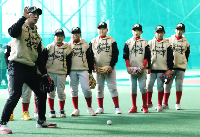 류현진재단 유소년 야구캠프 CAMP RYU99에서 오지환이 유소년에게 수비를 가르치고 있다./류현진 재단