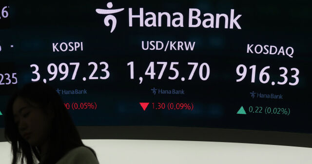 17일 오전 서울 중구 하나은행 딜링룸 전광판에 지수가 표시 되고 있다. /뉴시스