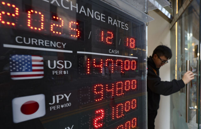 원달러 환율의 오름세가 계속되는 18일 서울 중구 명동 환전소 거리 전광판에 원달러 환율 시세가 나오고 있다./뉴시스