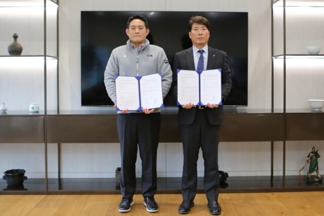 지난 15일 경기도 과천에 있는 동서화학의 금강공업사무소에서 전상익 동서화학공업 전상익 사장과 김재익 KG케미칼 대표(오른쪽)이 ‘나프탈렌오일·PNS 생산 공장 투자 사업 협력을 위한 MOU’를 체결한 뒤 기념촬영을 하고 있다. /KG케미칼