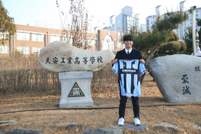 천안시티FC가 어은결, 우정연과 재계약을 체결했다./천안시티FC