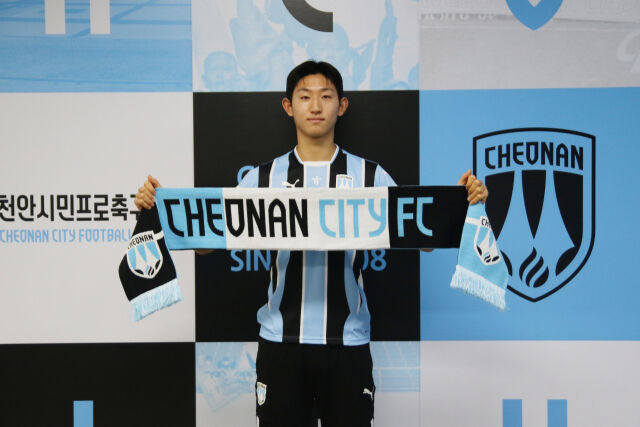 천안시티FC가 어은결, 우정연과 재계약을 체결했다./천안시티FC