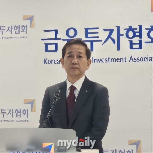 황성엽 신임 회장은 18일 제7대 금투협회장으로 최종 선출된 뒤 서울 여의도 금융투자협회 6층 기자실에서 기자들과 만나 당선소감을 말하고 있다./이보라기자