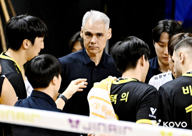 KB손해보험 레오나르도 카르발류 감독./KOVO