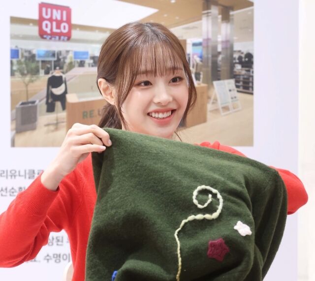 가수 츄가 18일 유니클로 '리유니클로 수선 워크숍' 어글리 니트 만들기에 참여하고 있다. /유니클로