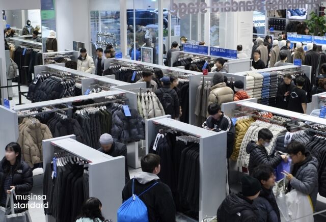 무신사 홍대 플래그십 스토어에서 쇼핑 중인 고객 모습. /무신사