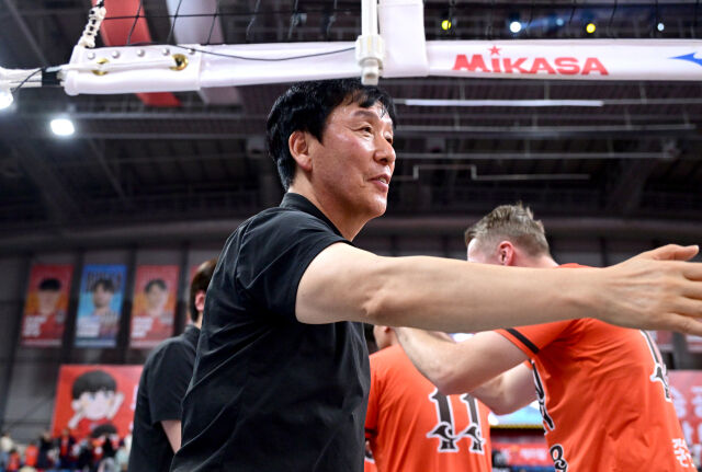 OK저축은행 신영철 감독과 경기 후 우리카드 선수들에게 악수를 청하고 있다 / 한국배구연맹(KOVO)