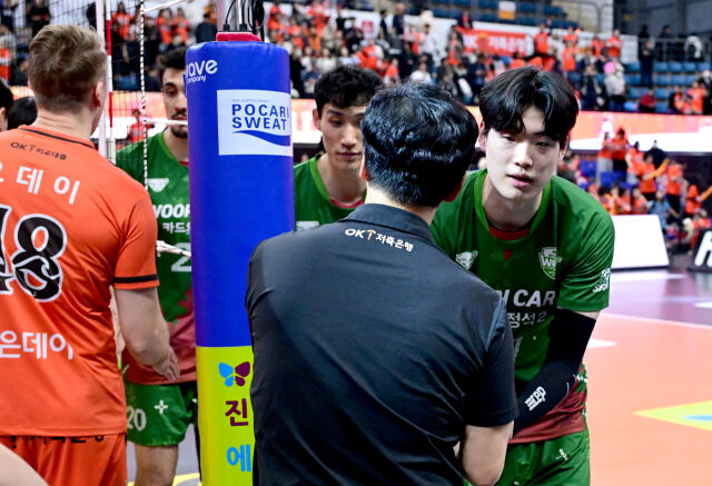 OK저축은행 신영철 감독과 경기 후 우리카드 선수들과 악수하고 있다 / 한국배구연맹(KOVO)