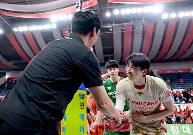 OK저축은행 신영철 감독과 경기 후 우리카드 선수들과 악수하고 있다 / 한국배구연맹(KOVO)
