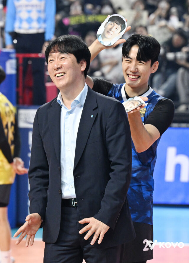 신영철 감독과 한태준이 2023-2024 V리그 올스타전에서 춤을 추고 있다 / 한국배구연맹(KOVO)
