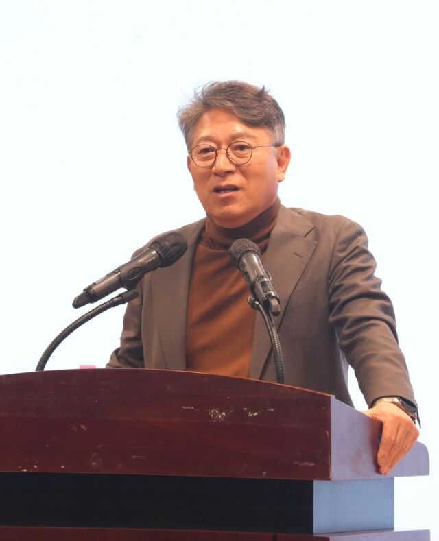 지난 18일 서울 중구 KG타워 하모니홀에서 ‘2025 Welcome to KG’ 행사에서 신입 및 경력 입사자들에게 환영사를 하고 있는 곽재선 KG그룹 회장. /KG그룹