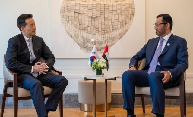 김동관 한화그룹 부회장이 지난 18일 서울 소공동 롯데호텔에서 술탄 알 자베르 아랍에미리트(UAE) 산업첨단기술부 장관 겸 국영석유회사 아부다비국영석유회사(애드녹) 최고경영자(CEO)와 대화를 나누고 있다. /애드녹 SNS