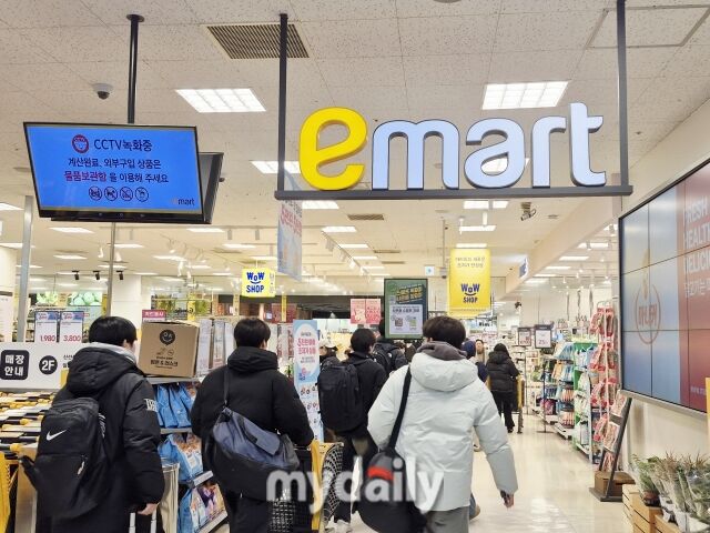 이마트 와우샵은 이마트 왕십리점 입구에서 식품 코너로 가는 길목에 전면 배치됐다. /방금숙 기자