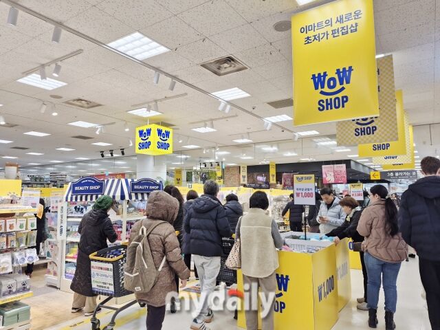 19일 서울 성동구 이마트 왕십리점 ‘와우샵’이 초저가 상품을 고르는 고객들이 몰려 붐비고 있다. /방금숙 기자
