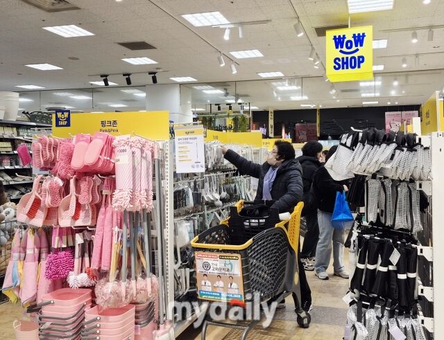 장보기를 마친 고객이 계산대로 가기 전 카트를 끌고 와우샵 생활용품을 둘러보고 있다. / 방금숙 기자