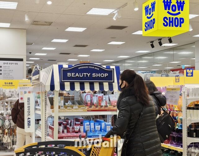 19일 40대 주부들이 이마트 왕십리점에 새롭게 문을 연 초저가 편집숍 ‘와우샵’에서 4950원 초저가 화장품을 살펴보고 있다. 일부 인기 상품은 이미 품절 상태였다. / 방금숙 기자