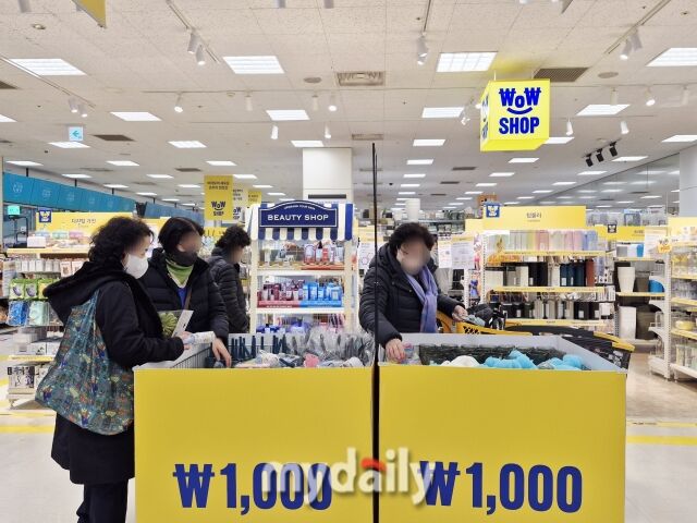 19일 서울 성동구 이마트 왕십리점 ‘와우샵’ 매대에서 고객들이 상품을 고르고 있다. / 방금숙 기자