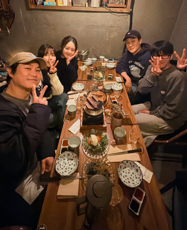 고아라가 '응답하라 1994' 출연진과 반가운 재회를 공개해 관심을 모았다. / 고아라 인스타그램