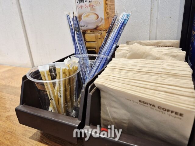서울 시내 한 카페에 일회용 빨대가 비치돼 있다. /방금숙 기자